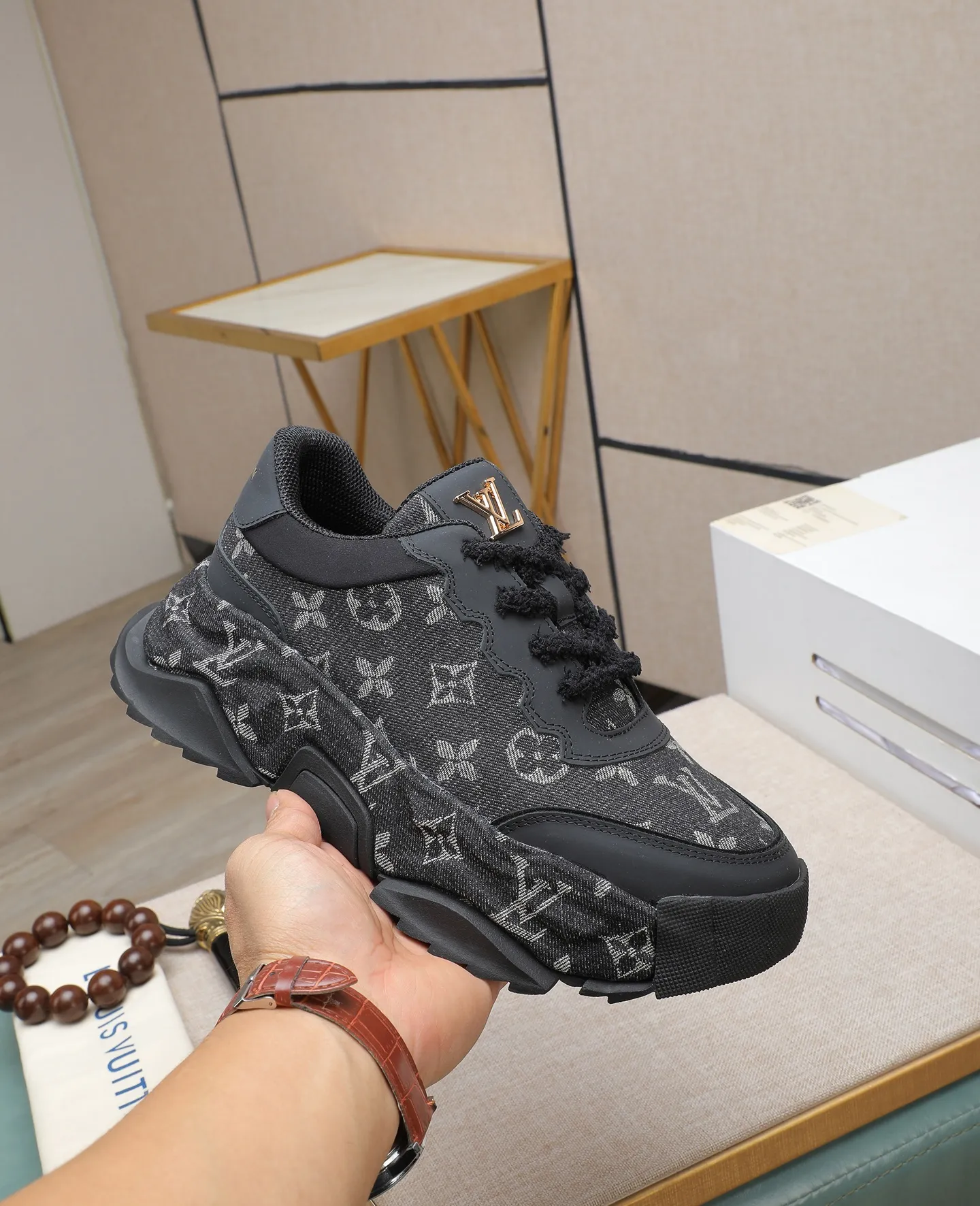 Men's shoes 💰600 LV are novel and fashionable, and the uppers are made of imported cowhide + LV special materials! Super trendy design! It’s eye-catching! The leather is soft, delicate, shiny and translucent, showing the ultimate in pure handcraftsmanship, and the mesh is soft, comfortable and breathable! Size: 39-44 (38 45 customized)